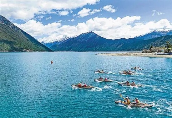 2024年4月20日，2024年巴松措國(guó)際漂流公開(kāi)賽的選手在比賽中。 新華社記者 孫非攝