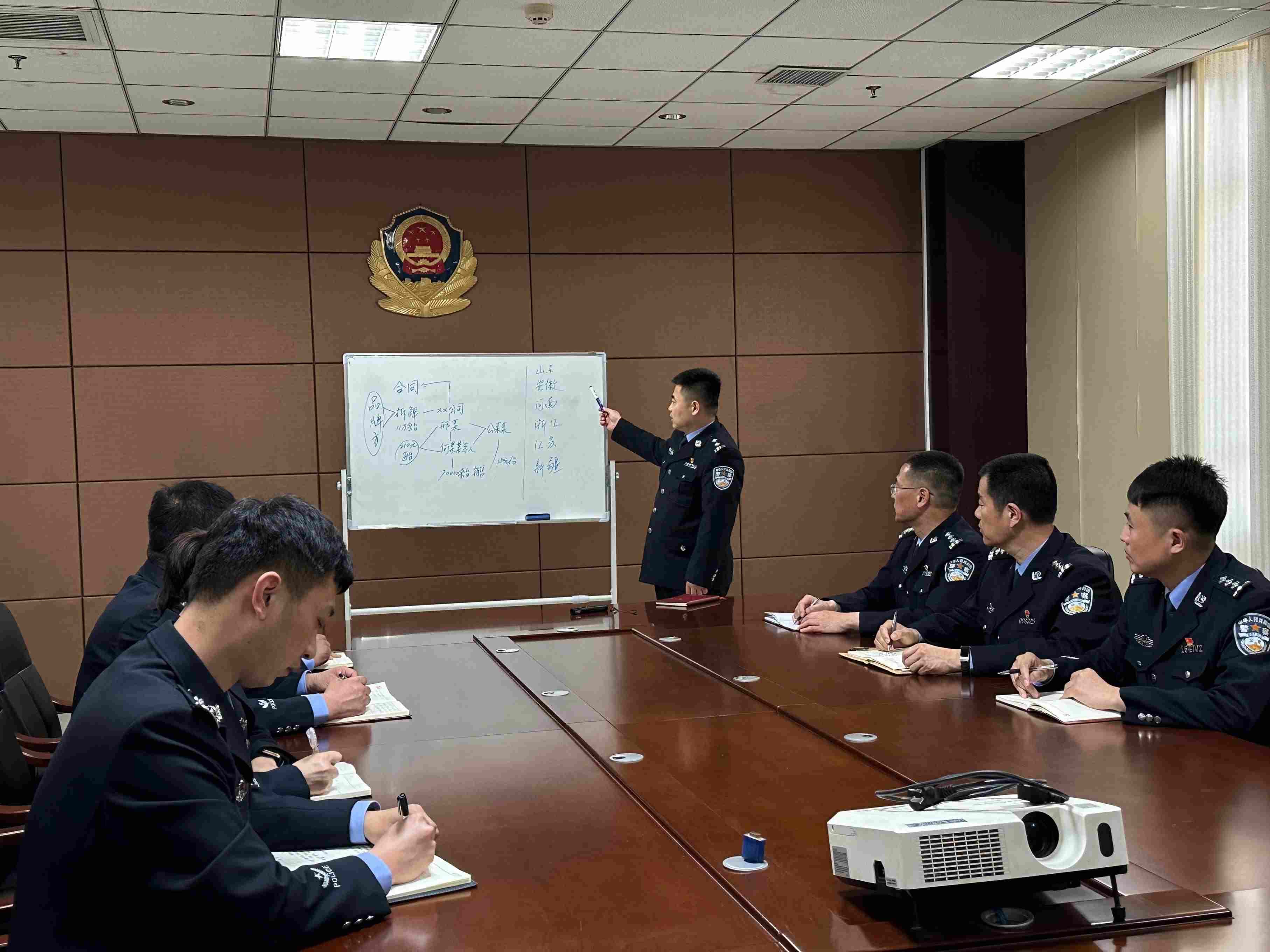 專案組辦案民警介紹案情。人民網(wǎng)記者 郝萍攝