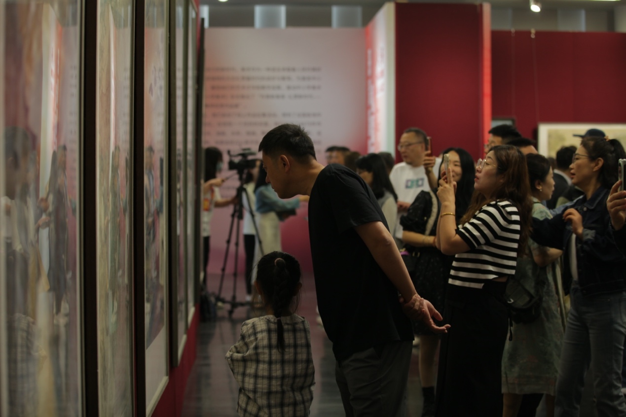 嘉賓及教研員、教師代表參觀展覽。主辦方供圖