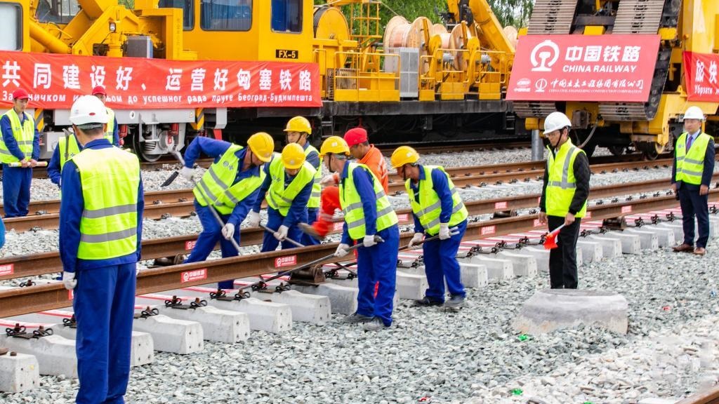 △2024年4月25日，在塞爾維亞北部城市巴奇卡托波拉，匈塞鐵路項(xiàng)目施工人員進(jìn)行匈塞鐵路軌道合龍工作。