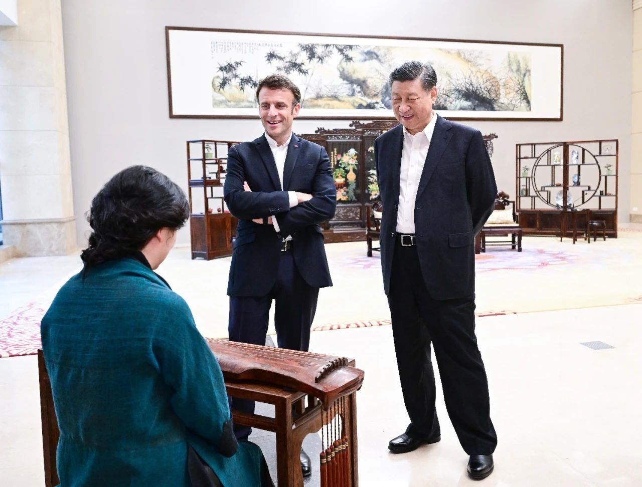 △2023年4月7日，習(xí)近平主席在廣東省廣州市松園同法國總統(tǒng)馬克龍舉行非正式會(huì)晤。這是兩國元首在白云廳欣賞古琴演奏。
