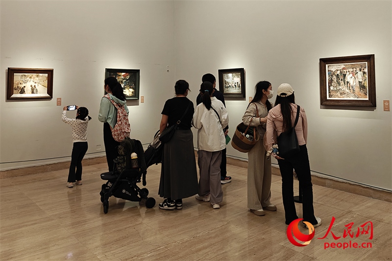 “五一”假期，游客在中國美術館參觀“大美勞動者——中國美術館藏勞動題材美術作品展（第二期）”。人民網(wǎng)記者 韋衍行攝