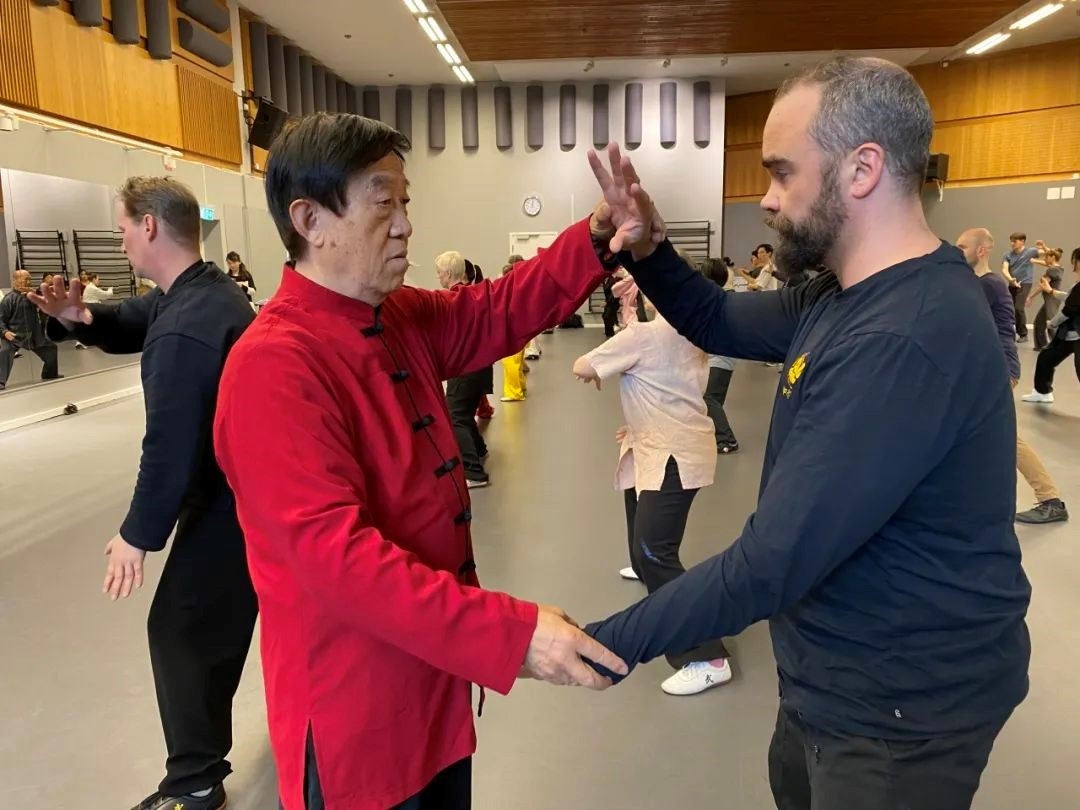 陳正雷老師親自示范指導(dǎo)。斯德哥爾摩中國文化中心供圖
