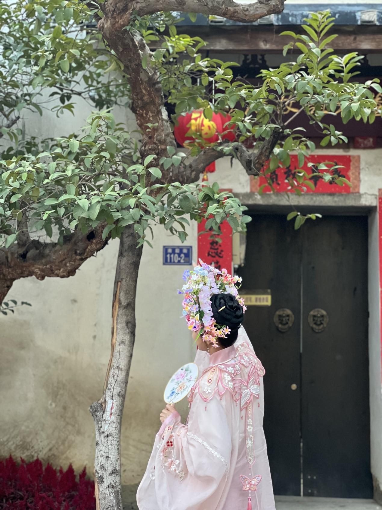 福建泉州，頭戴簪花的游客正拍照留念。人民網(wǎng) 歐陽易佳攝