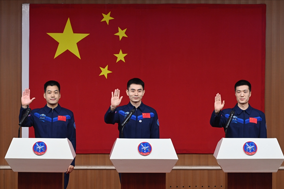 2024年月24日，神舟十八號載人飛行任務(wù)航天員葉光富（中）、李聰（右）、李廣蘇在酒泉衛(wèi)星發(fā)射中心問天閣與媒體記者集體見面。