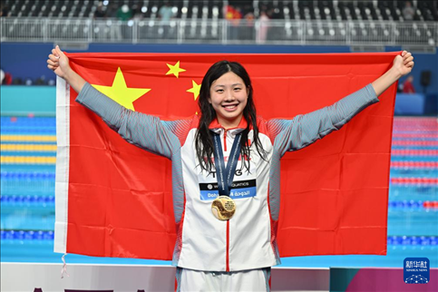 2024年2月13日，2024年世界游泳錦標(biāo)賽游泳項(xiàng)目女子100米蛙泳決賽在卡塔爾多哈舉行。圖為冠軍中國(guó)選手唐錢(qián)婷在頒獎(jiǎng)儀式后慶祝。新華社記者 薛宇舸 攝