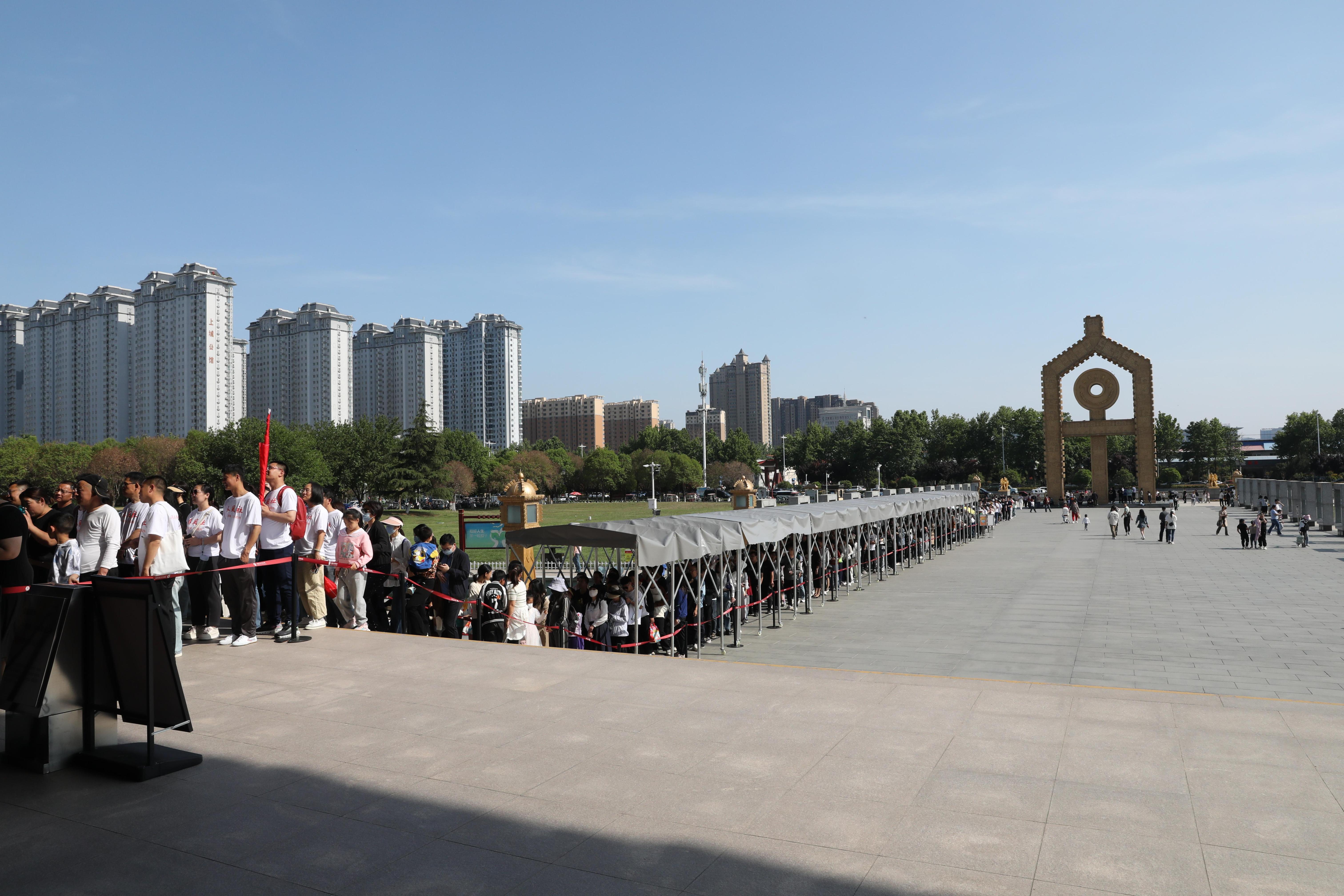“五一”期間，中國(guó)文字博物館外游客有序排隊(duì)。中國(guó)文字博物館供圖