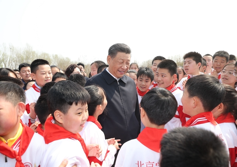 △4月3日，習(xí)近平總書記來(lái)到北京市通州區(qū)潞城鎮(zhèn)參加首都義務(wù)植樹活動(dòng)。這是總書記同少先隊(duì)員在一起。