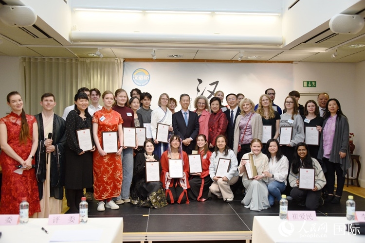 中國駐瑞典大使崔愛民、使館負責教育事務的黃立瓊參贊、預選賽評委老師和指導老師，以及所有獲獎選手合影留念。人民網(wǎng)記者 殷淼攝