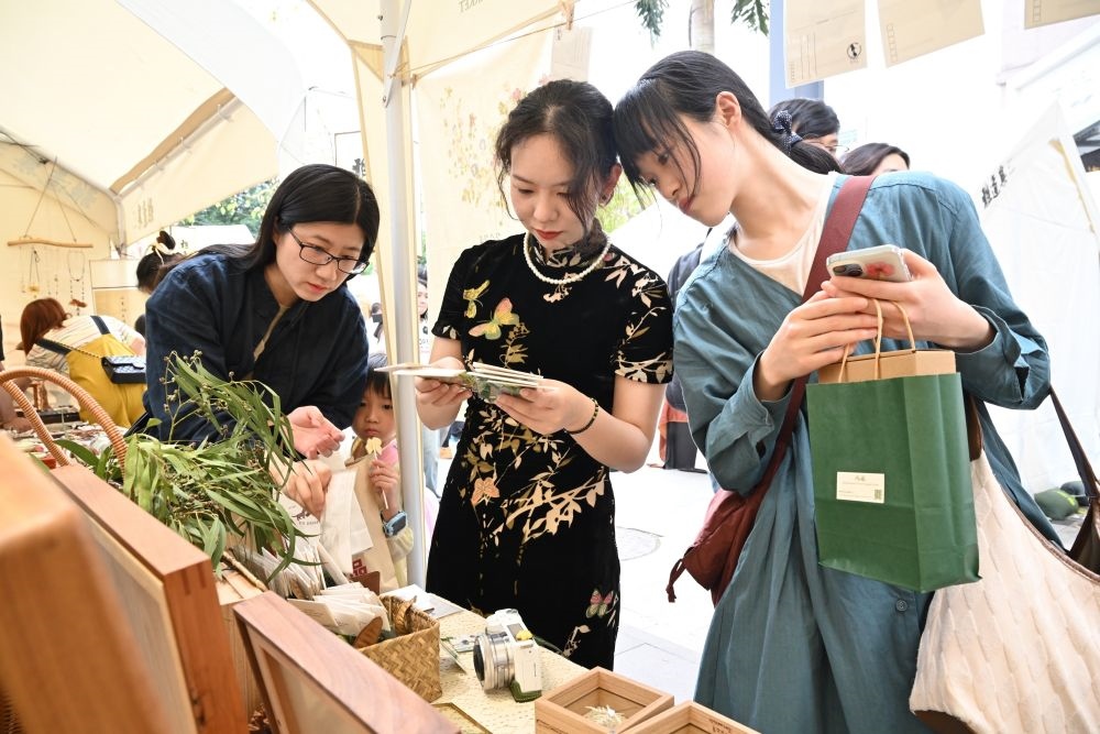 2024年5月2日，游人在福州雅道巷藝術(shù)市集上選購創(chuàng)意植物書簽。新華社記者 姜克紅 攝
