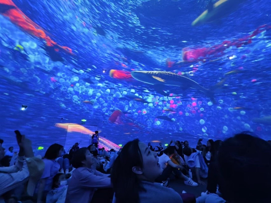 “五一”期間，游客在天津極地海洋公園科技館體驗?zāi)ХêＱ?。人民網(wǎng)記者 喬業(yè)瓊攝
