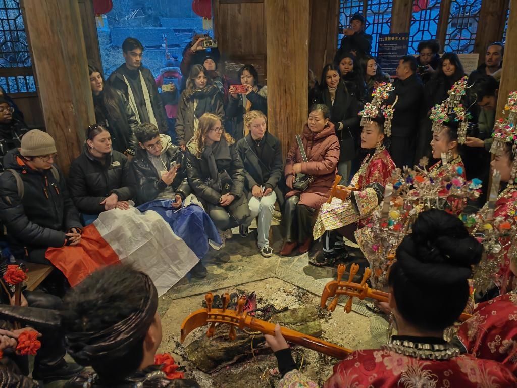 法國(guó)青年在榕江體驗(yàn)民俗文化。新華社記者 羅羽 攝