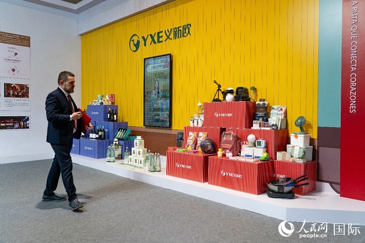 “義新歐”中歐班列（義烏—馬德里）開行十周年成果展上展出班列運(yùn)送的各類商品。大衛(wèi)·阿瑪爾攝
