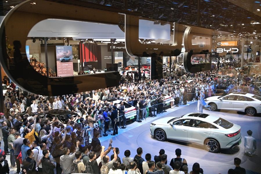 5月4日，參觀者在2024北京車展比亞迪品牌展臺參觀。新華社記者 尹棟遜 攝