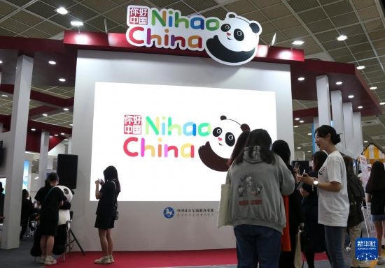 5月9日，在韓國(guó)首爾舉行的首爾國(guó)際旅游展上，參觀者在中國(guó)展區(qū)參加體驗(yàn)項(xiàng)目。新華社記者 姚琪琳 攝
