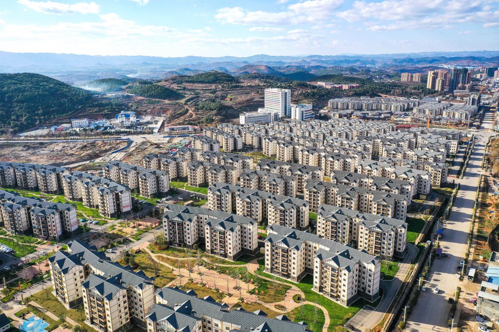 貴州省威寧縣五里崗街道朝陽新城易地扶貧搬遷安置小區(qū)（2021年11月28日攝，無人機照片）。新華社記者 楊文斌 攝