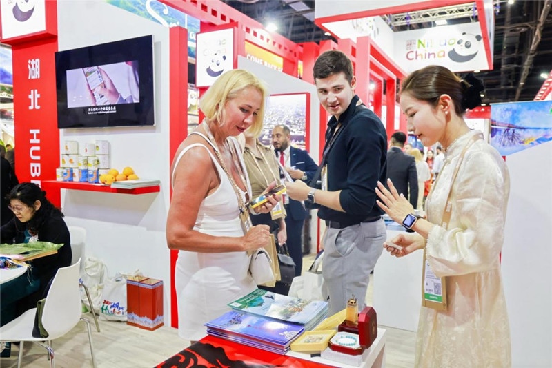 觀眾在參觀中國展臺。錢文康攝