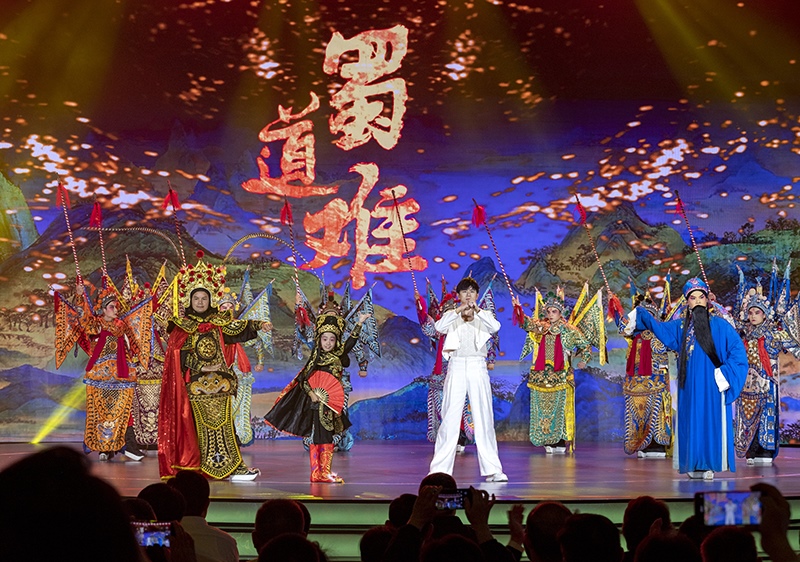 2023年10月13日，成都，“把青春華章寫在祖國大地上”大思政課網(wǎng)絡(luò)主題宣傳和互動引導(dǎo)活動在四川大學(xué)舉行。