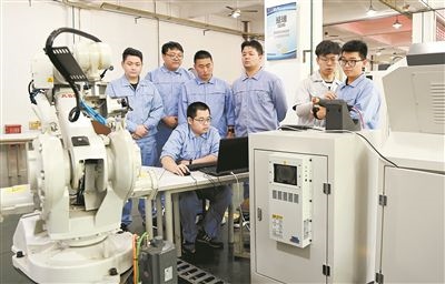 西安技師學院數(shù)控技術專業(yè)學生在學習操控數(shù)控機床。新華社記者 劉瀟攝