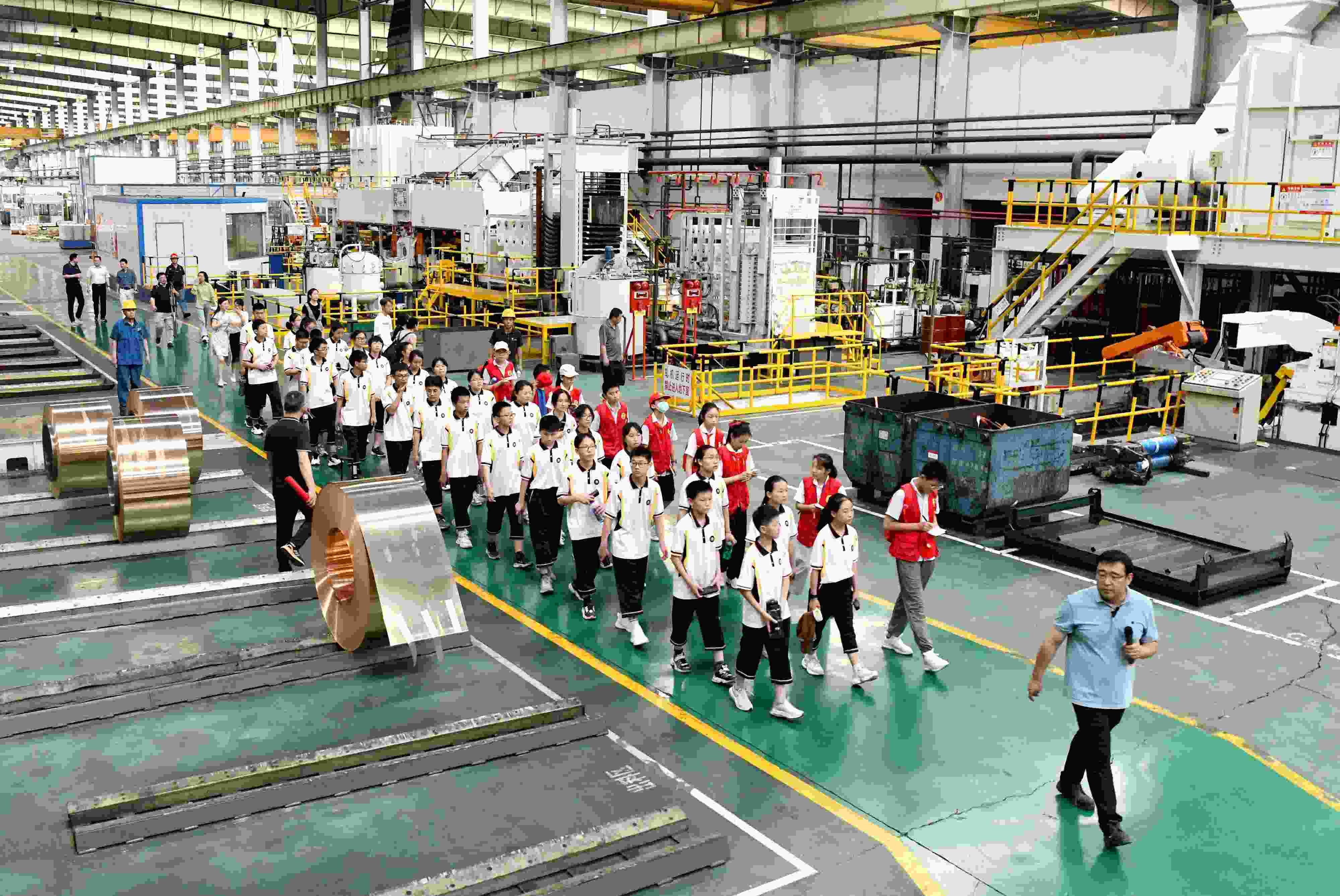 2023年6月9日，在安徽省銅陵一家公司的銅板帶制造車間，銅陵市第七中學(xué)學(xué)生在上“行走的思政課”。