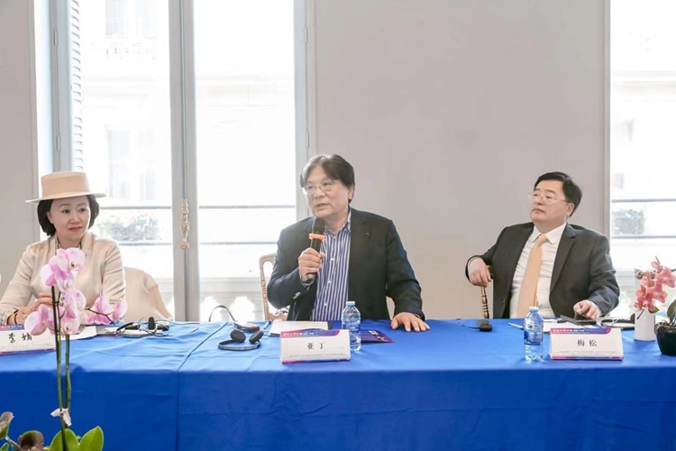 法中交流促進(jìn)會(huì)會(huì)長、作家、翻譯家、法國最高榮譽(yù)騎士勛章獲得者亞丁發(fā)言（圖片：中國傳媒大學(xué)