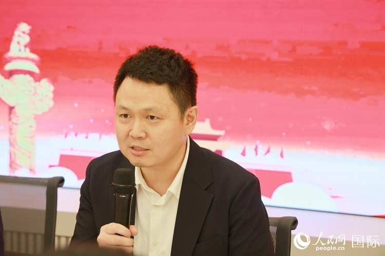 中國駐里約熱內(nèi)盧總領(lǐng)館副總領(lǐng)事王尉育在座談會(huì)上致辭。人民網(wǎng)記者 陳海琪攝