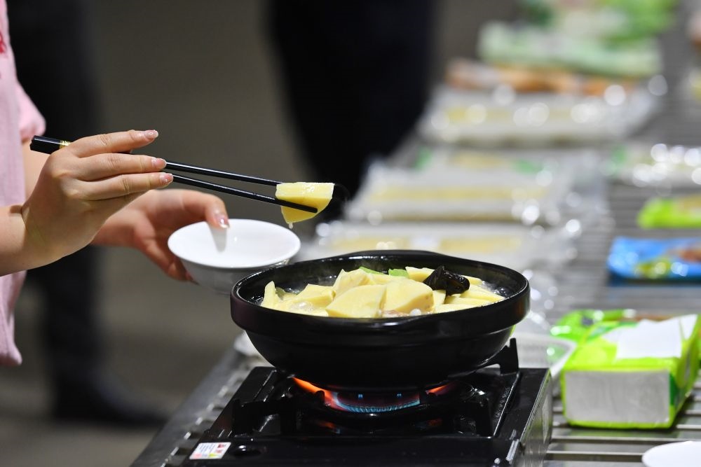 2024年5月9日，福建省三明市極野食品有限公司工作人員在試吃竹筍食品。新華社記者 姜克紅 攝