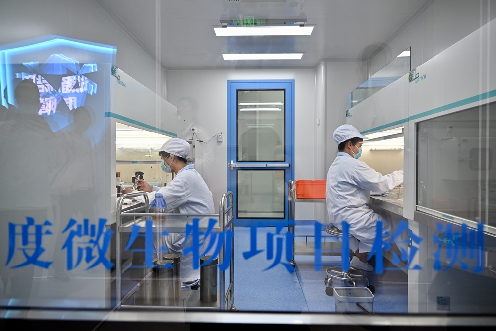 2024年5月8日，福建長(zhǎng)富乳品有限公司工作人員在對(duì)乳品進(jìn)行微生物項(xiàng)目檢測(cè)。新華社記者 姜克紅 攝