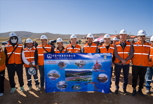 奧魯羅公路項目開工儀式現(xiàn)場，中國中鐵員工代表合影。中國中鐵供圖