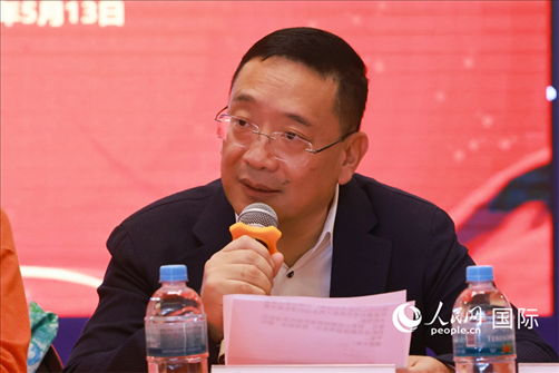 巴西文協(xié)主席上官建峰在座談會上致辭。人民網記者 陳海琪攝