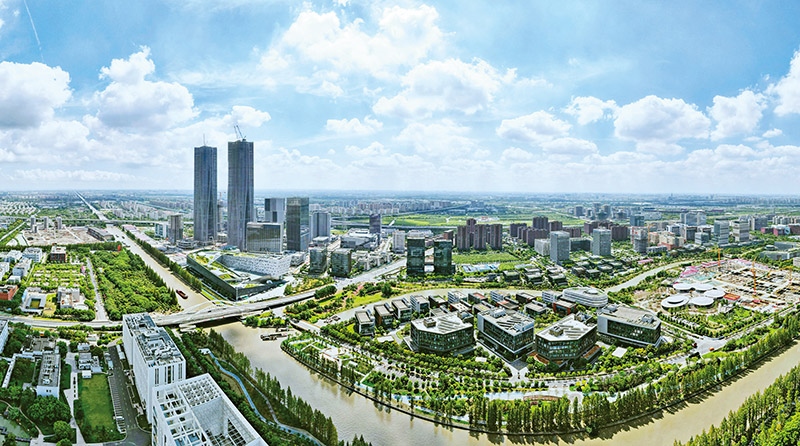 建立全國第一個國際貿(mào)易“單一窗口”，開設(shè)全國第一批自由貿(mào)易賬戶，設(shè)立全國第一家外商獨資醫(yī)院、第一家外商獨資公募基金公司、第一家外商獨資汽車制造企業(yè)……中國（上海）自由貿(mào)易試驗區(qū)掛牌以來，誕生了若干個“全國第一”，在制造業(yè)、金融業(yè)等數(shù)十個開放領(lǐng)域，實現(xiàn)一批全國首創(chuàng)項目落地。圖為上海自貿(mào)區(qū)張江片區(qū)（2023年9月10日攝，無人機照片）。 新華社記者 方喆/攝