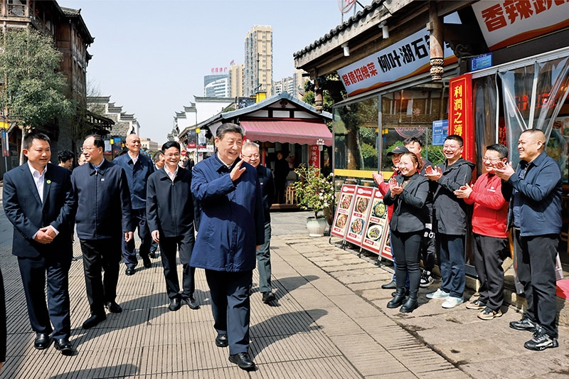 2024年3月18日至21日，中共中央總書(shū)記、國(guó)家主席、中央軍委主席習(xí)近平在湖南考察。這是19日上午，習(xí)近平在常德河街考察時(shí)，同店主和游客親切交流。 新華社記者 王曄/攝
