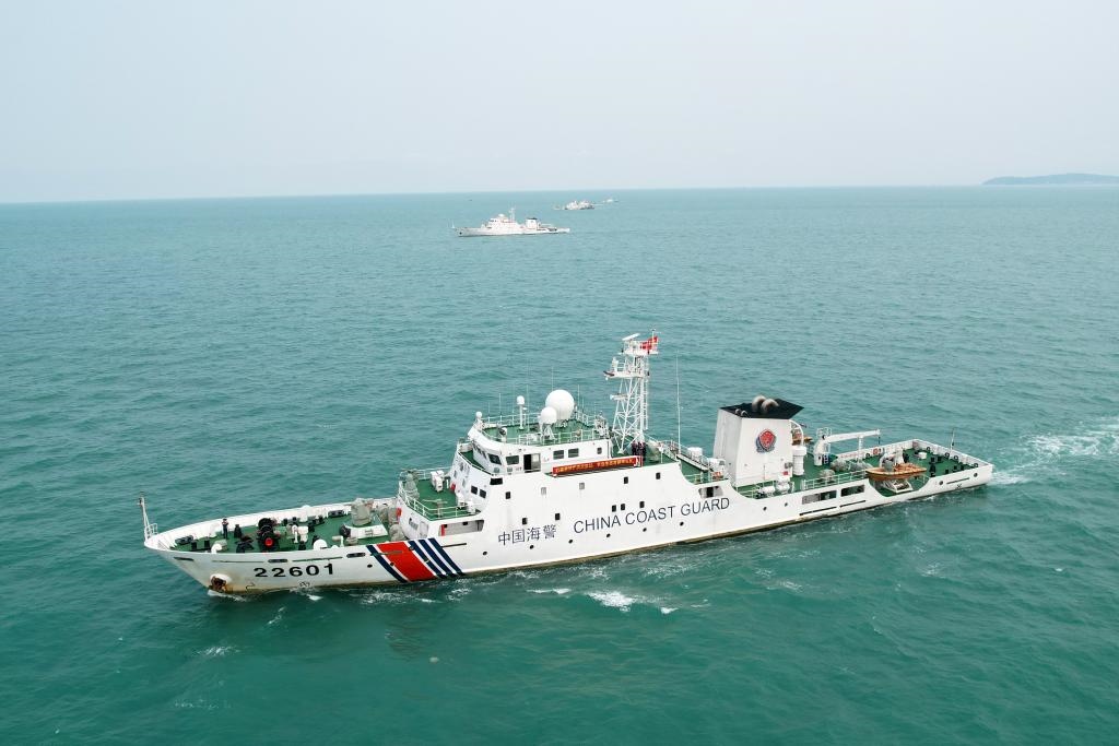 圖為5月14日海警艦艇編隊(duì)在巡航管控。（中國(guó)海警局南海分局供圖）
