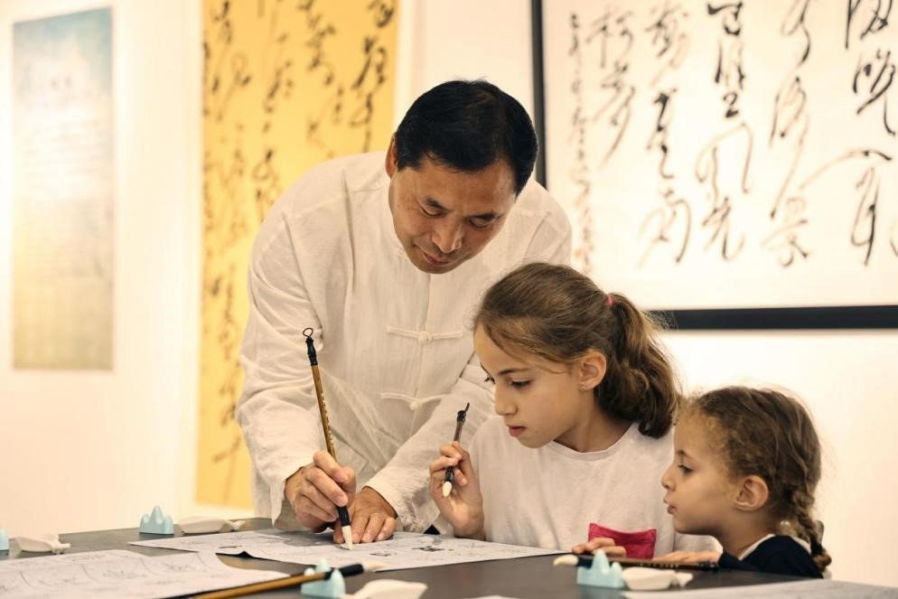中國(guó)書法老師帶領(lǐng)現(xiàn)場(chǎng)觀眾體驗(yàn)書法。拉巴特中國(guó)文化中心供圖