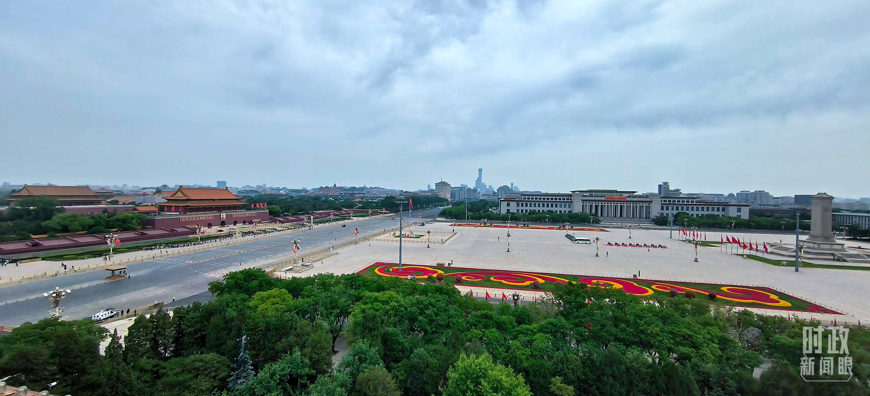 △北京長(zhǎng)安街兩側(cè)懸掛中俄兩國(guó)國(guó)旗。（總臺(tái)央視記者范凱拍攝）