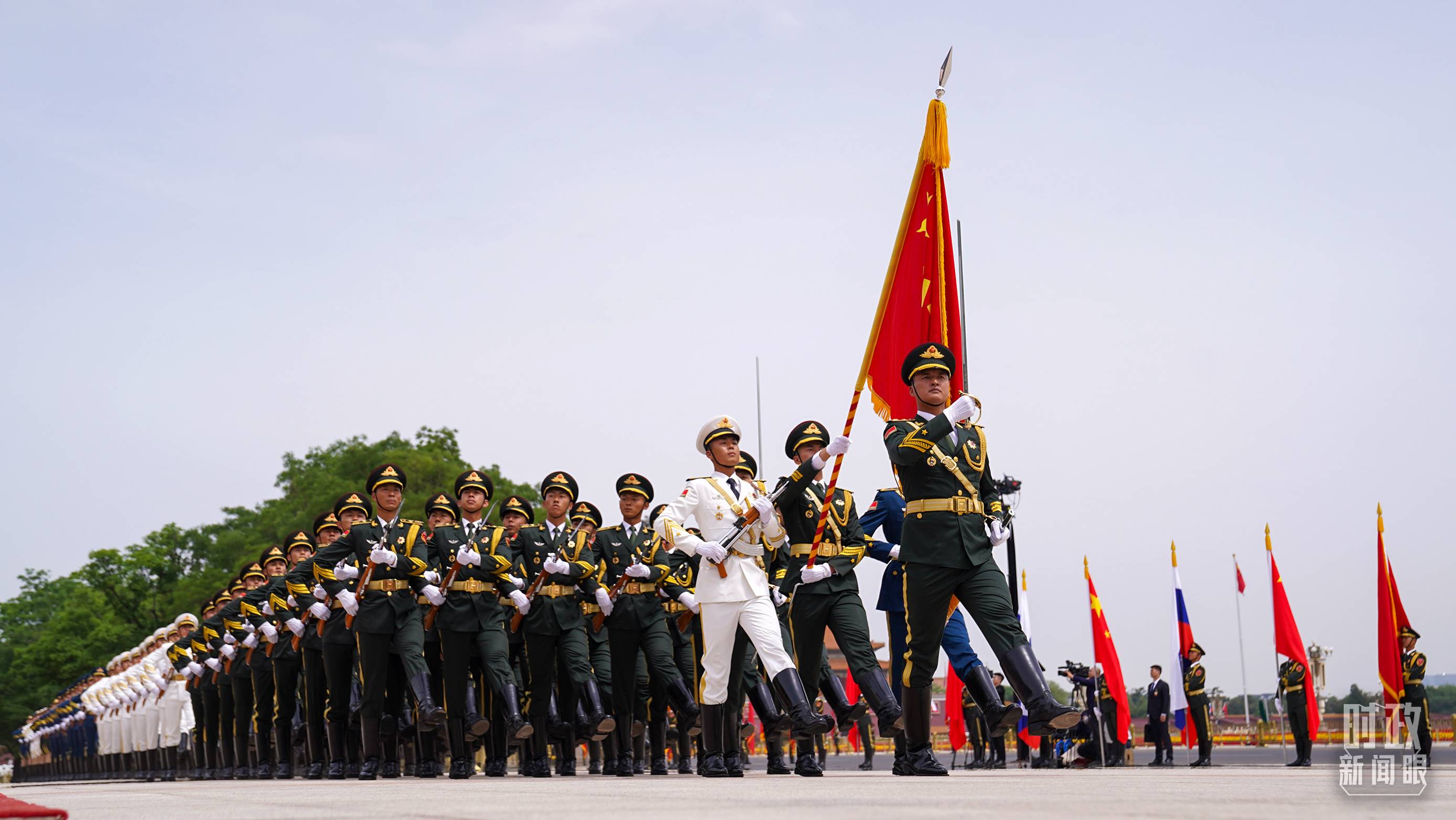 △歡迎儀式現(xiàn)場(chǎng)的中國(guó)人民解放軍儀仗隊(duì)。（總臺(tái)國(guó)廣記者李晉拍攝）