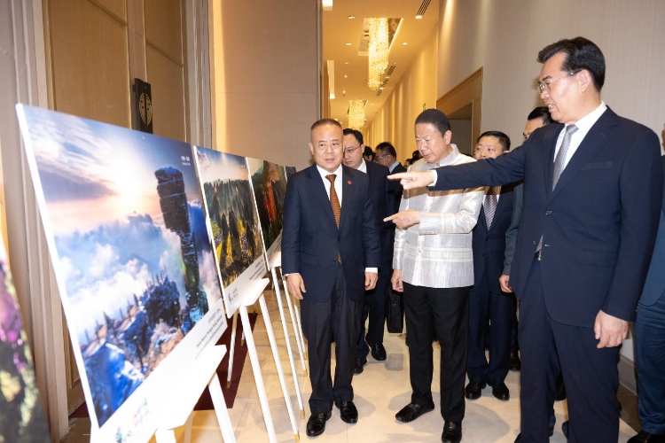 貴州省長李炳軍（右一）向泰方介紹貴州旅游資源。泰國中華總商會供圖