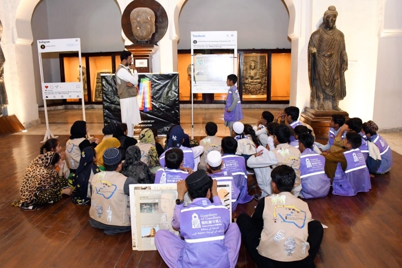志愿者在博物館給孩子們開展互動講解?！瓣恿_守護人”供圖