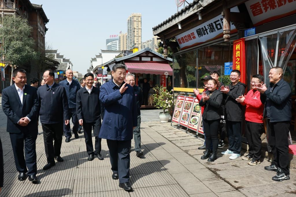 2024年3月19日上午，習(xí)近平總書記在湖南常德河街考察時，同店主和游客親切交流。新華社記者 王曄 攝