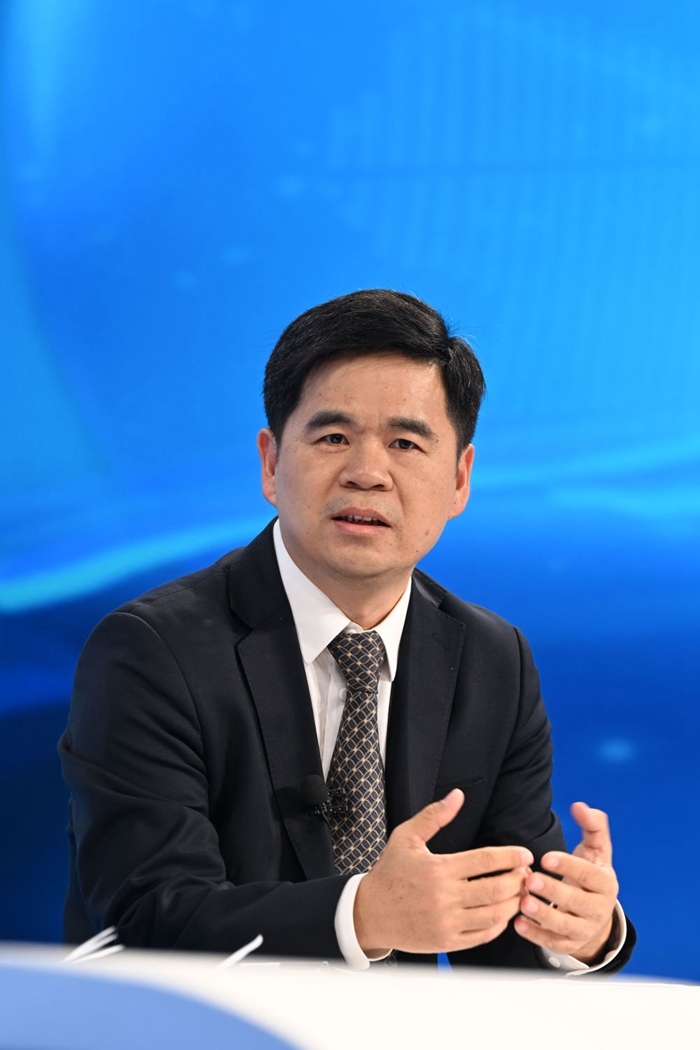 工業(yè)和信息化部運(yùn)行監(jiān)測協(xié)調(diào)局副局長何海林在“中國經(jīng)濟(jì)圓桌會(huì)”錄制現(xiàn)場交流發(fā)言。新華社記者 金良快 攝