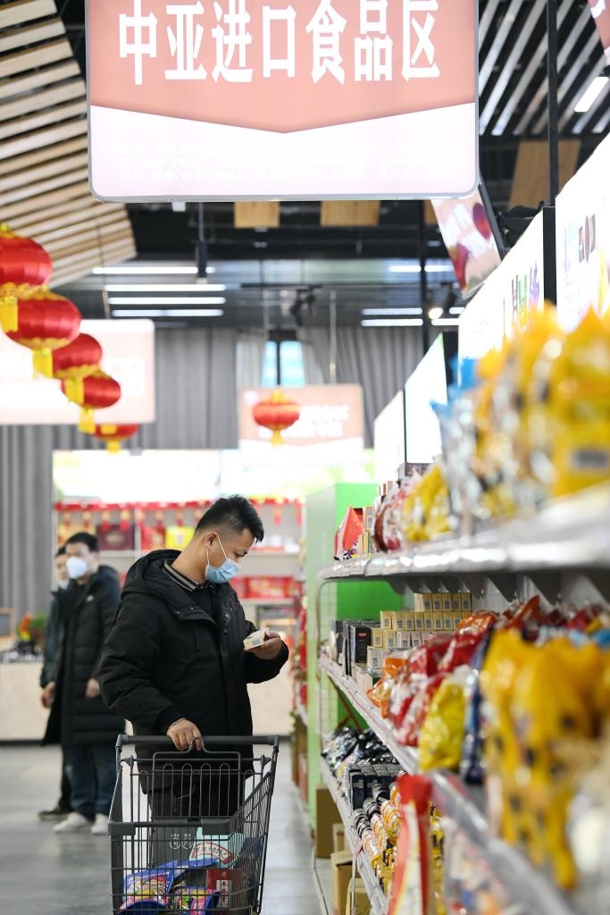 在位于西安浐灞國際港的愛菊健康生活體驗(yàn)館，消費(fèi)者挑選中亞進(jìn)口食品。新華社記者李一博 攝