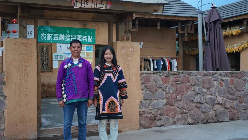 吉好有果和父親吉好也求在三河村新家合影。新華社記者 尹恒 攝