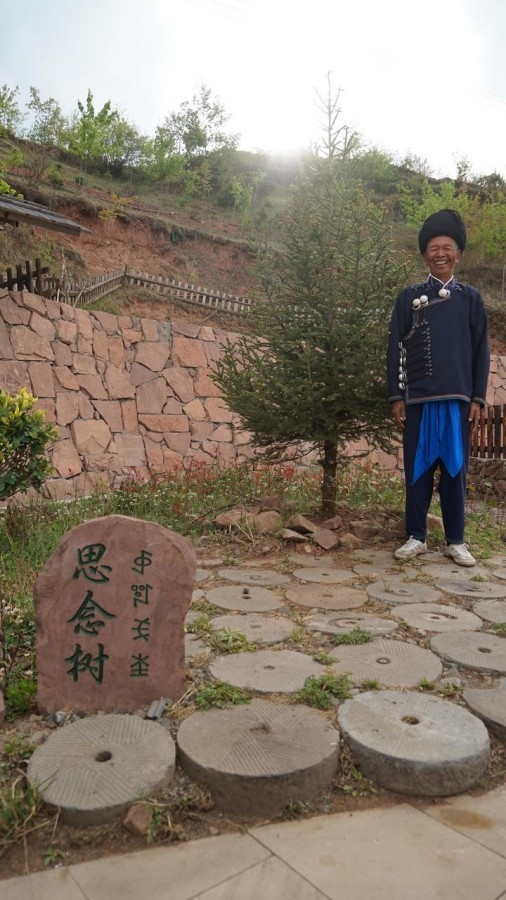 吉地爾子站在“思念樹”前。新華社記者 尹恒 攝