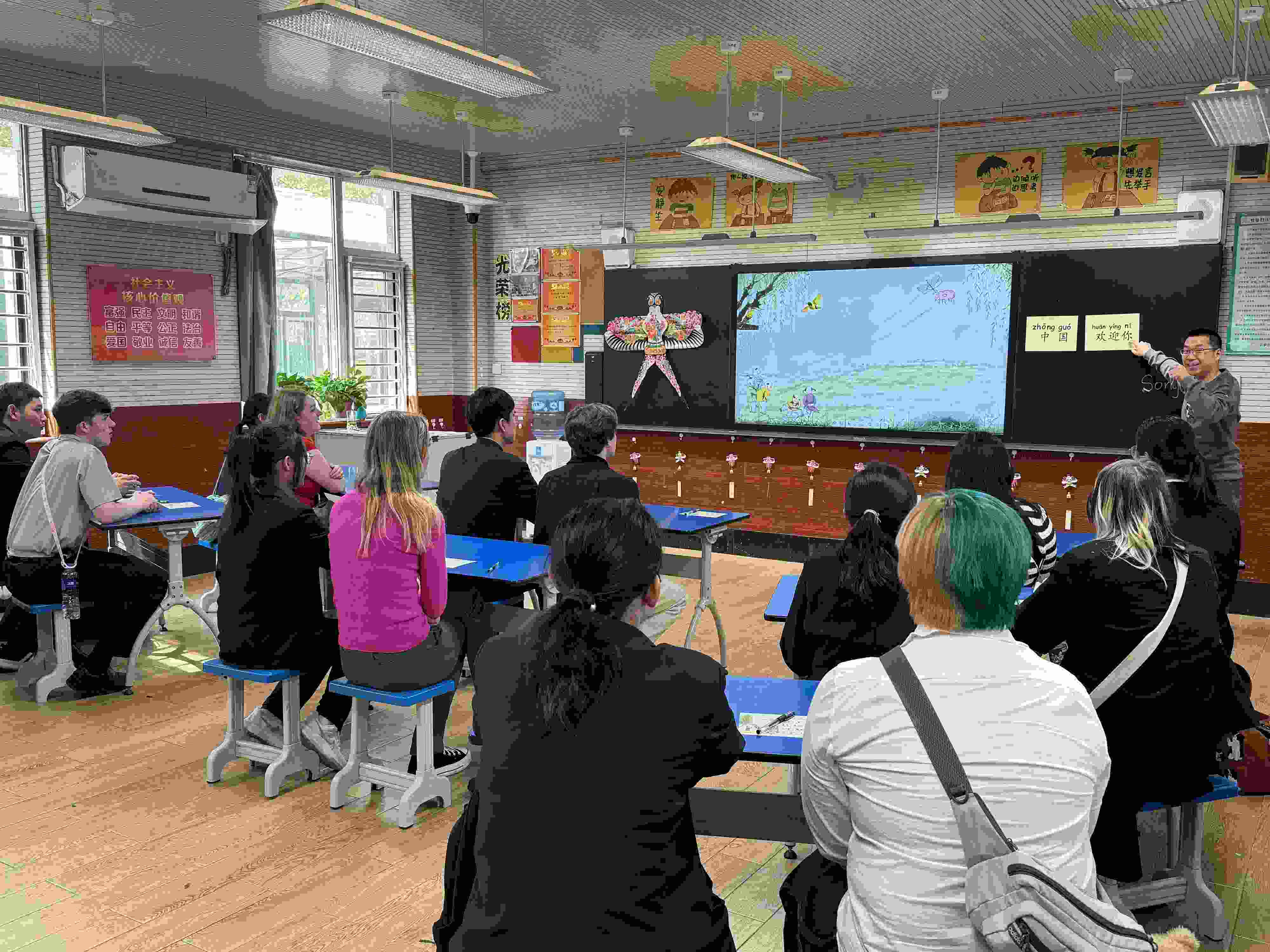 2024年4月20日，美國艾奧瓦州馬斯卡廷高中“友誼傳承”研學團來到石家莊外國語學校，中美學生同上一節(jié)中文課。