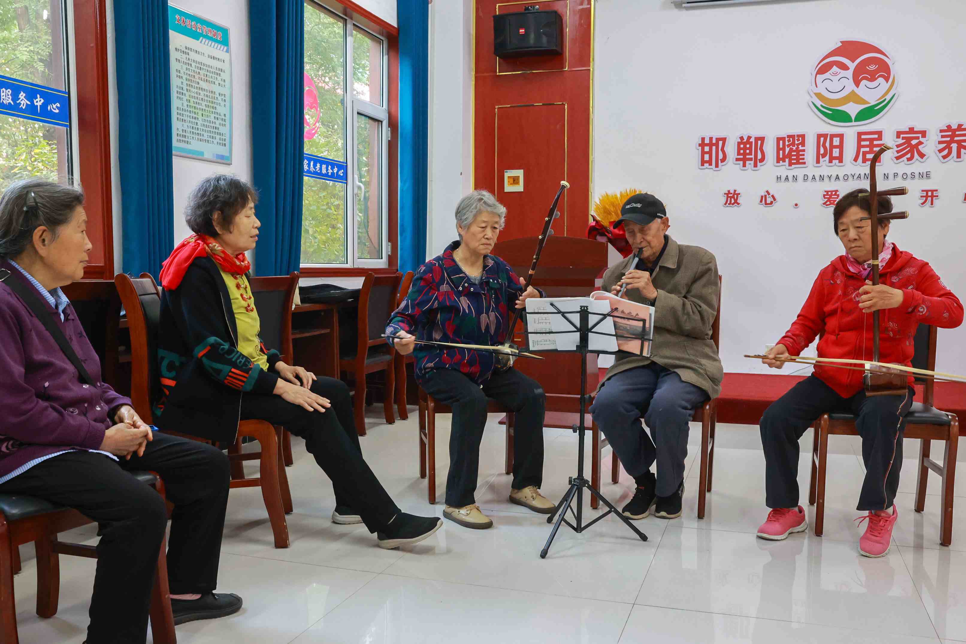 △ 近年來，在以習(xí)近平同志為核心的黨中央堅(jiān)強(qiáng)領(lǐng)導(dǎo)下，從探索建立國家基本養(yǎng)老服務(wù)清單制度，到構(gòu)建居家社區(qū)機(jī)構(gòu)相協(xié)調(diào)的“中國式”養(yǎng)老服務(wù)體系，再到理順養(yǎng)老服務(wù)監(jiān)管機(jī)制，一項(xiàng)項(xiàng)養(yǎng)老服務(wù)領(lǐng)域改革“實(shí)招”“硬招”不斷落地見效。圖為河北省邯鄲市邯山區(qū)曜陽養(yǎng)老服務(wù)中心內(nèi)，老人在學(xué)習(xí)樂器演奏。