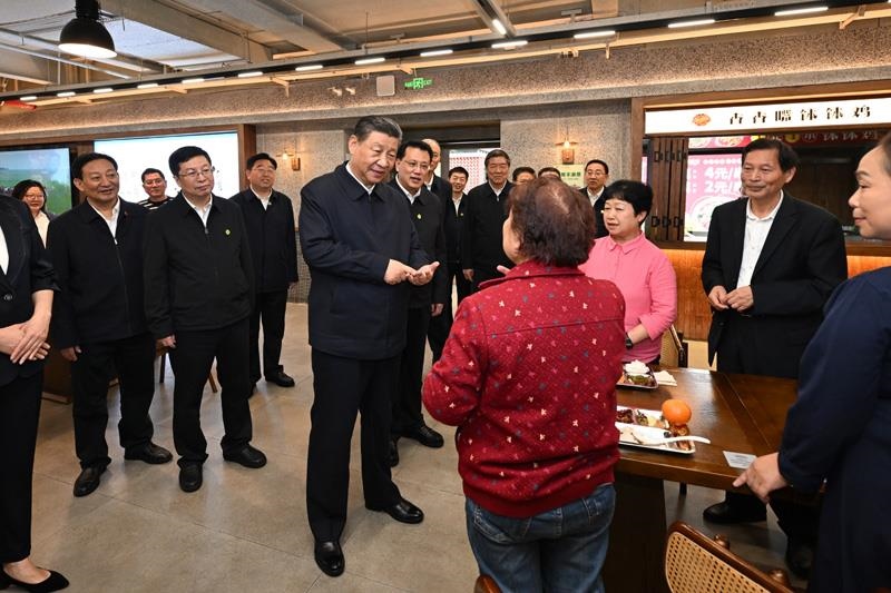 4月22日，在重慶考察的習(xí)近平總書記來到九龍坡區(qū)謝家灣街道民主村社區(qū)，察看小區(qū)改造和便民服務(wù)情況。