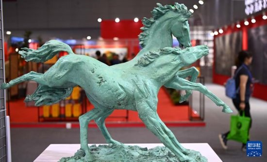 5月24日在第二十屆中國（深圳）國際文化產(chǎn)業(yè)博覽交易會俄羅斯美術(shù)協(xié)會展臺拍攝的馬雕塑作品。新華社記者 鄧華 攝