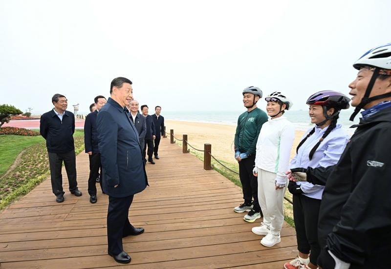 5月22日，在山東日照考察調(diào)研的習(xí)近平總書記來到陽光海岸綠道，和騎行愛好者親切交流。