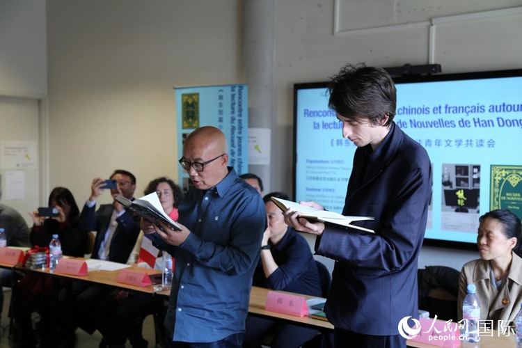 法國(guó)學(xué)子與作家韓東共讀小說選段。人民網(wǎng)記者 于超凡攝