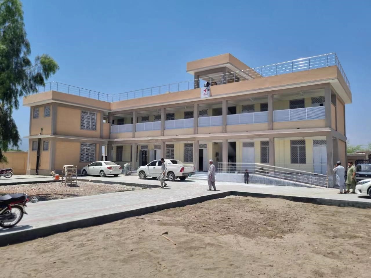 修建完成的新校舍。中鐵十七局集團供圖